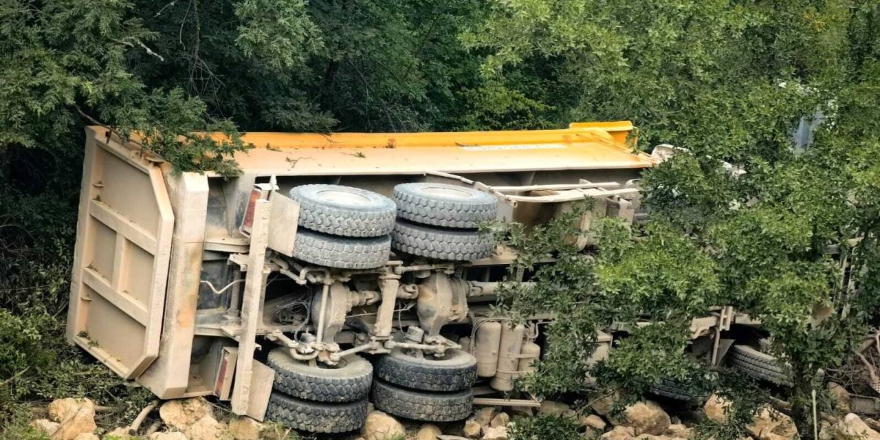 Hızlı Tren İnşaatında Çalışan Hafriyat Kamyonu Devrildi