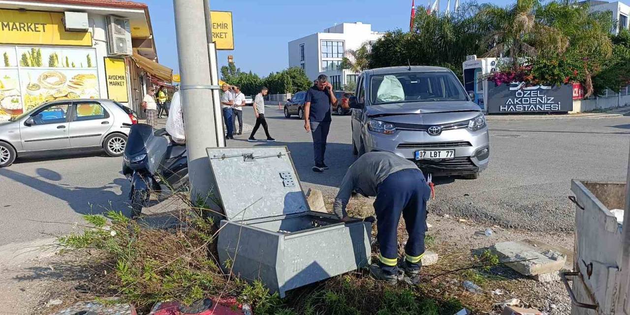 Kaza Yapan Araçlar Elektrik Panosu Devirdi