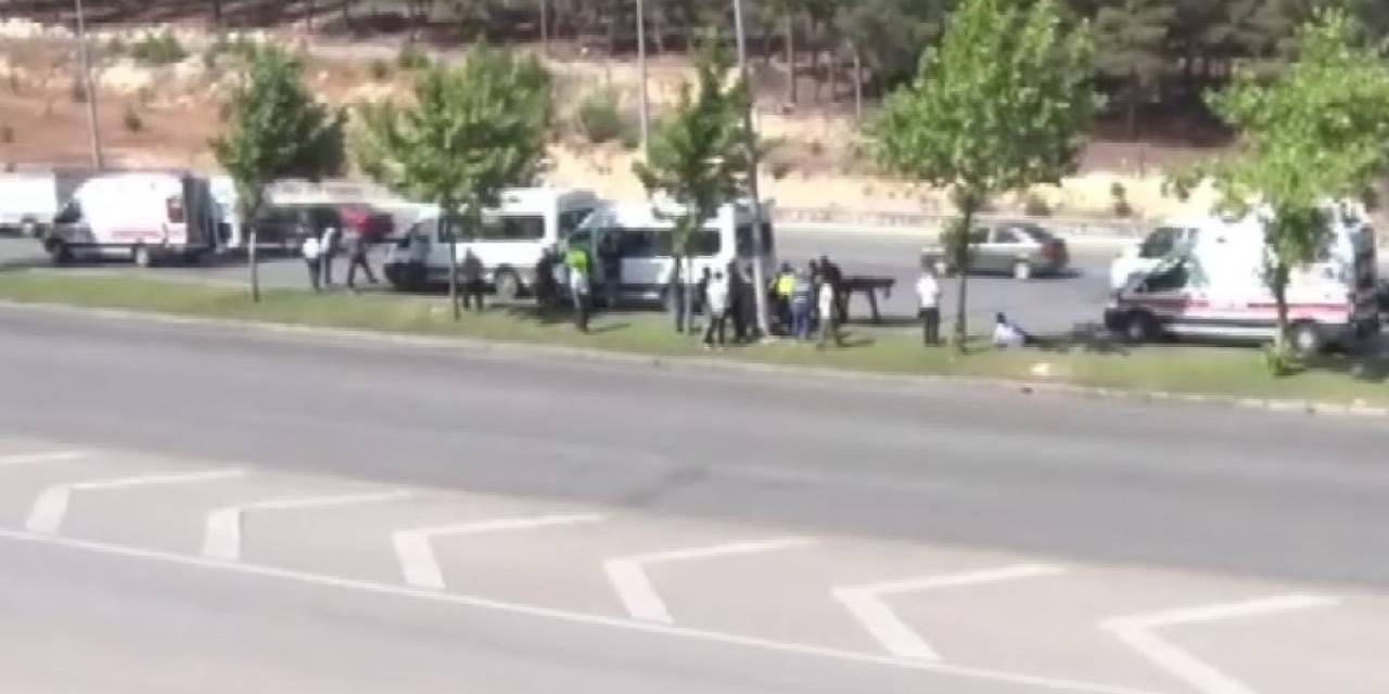 Gaziantep’te Yayaya Çarpan İşçi Servisine Başka Servis Çarptı: 1’i Ağır 4 Yaralı