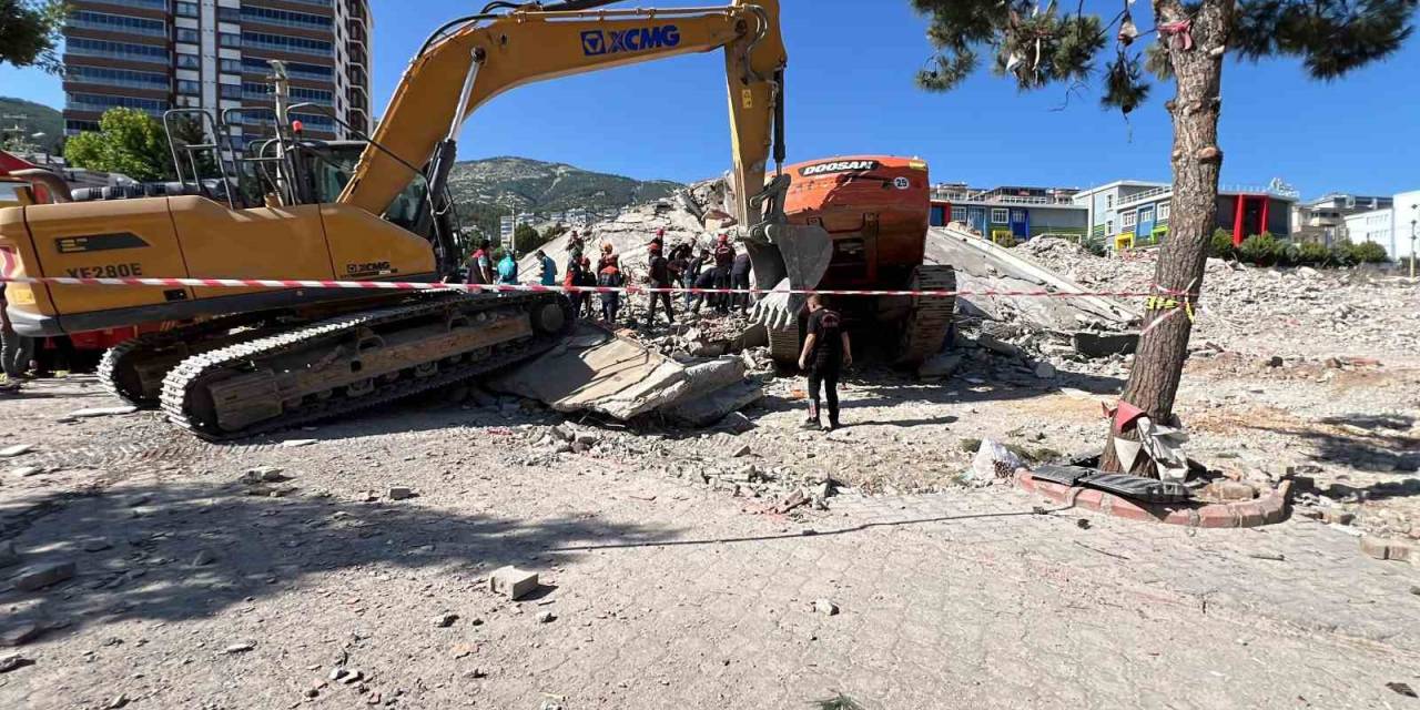 Yıkım Çalışmasında Facia: Operatörle Birlikte İş Makinesi Enkaz Altında Kaldı