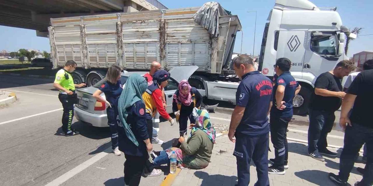 Bandırma’da Otomobil İle Çekici Böyle Çarpıştı: 2 Yaralı