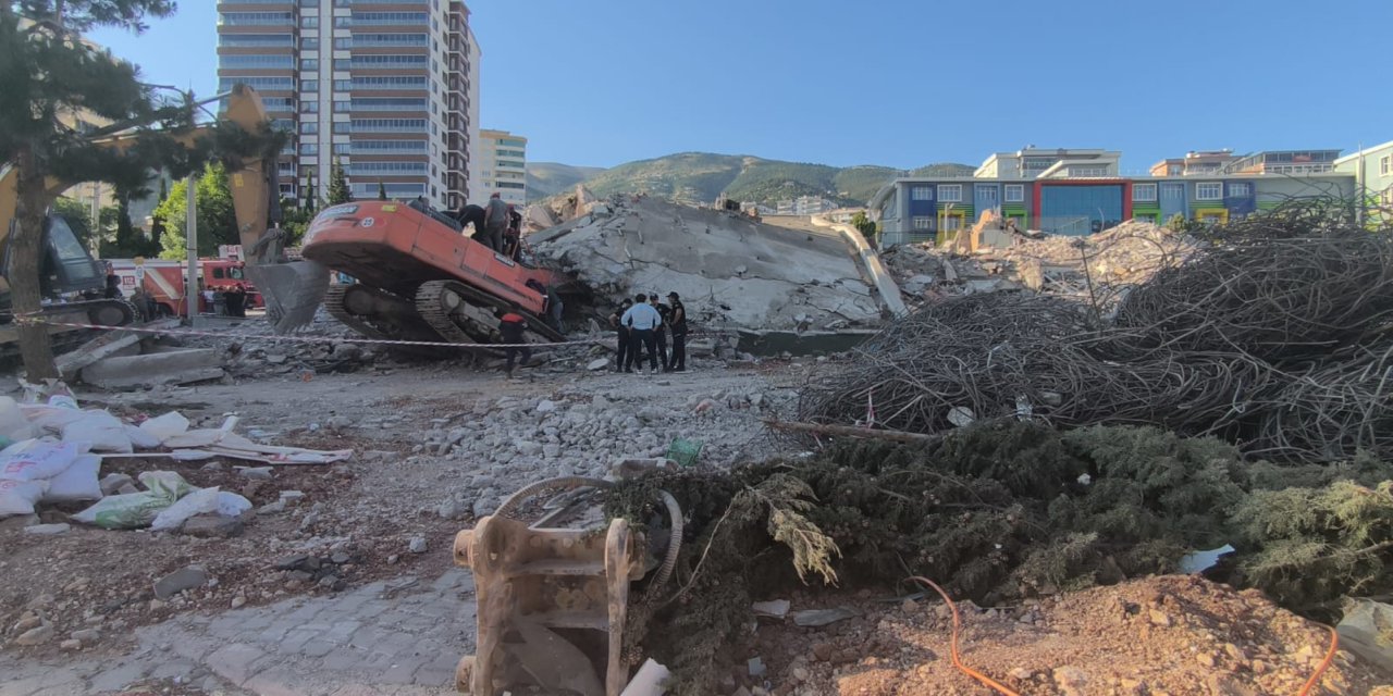 İş makinesi operatörü, yıktığı binanın altında kalıp, hayatını kaybetti