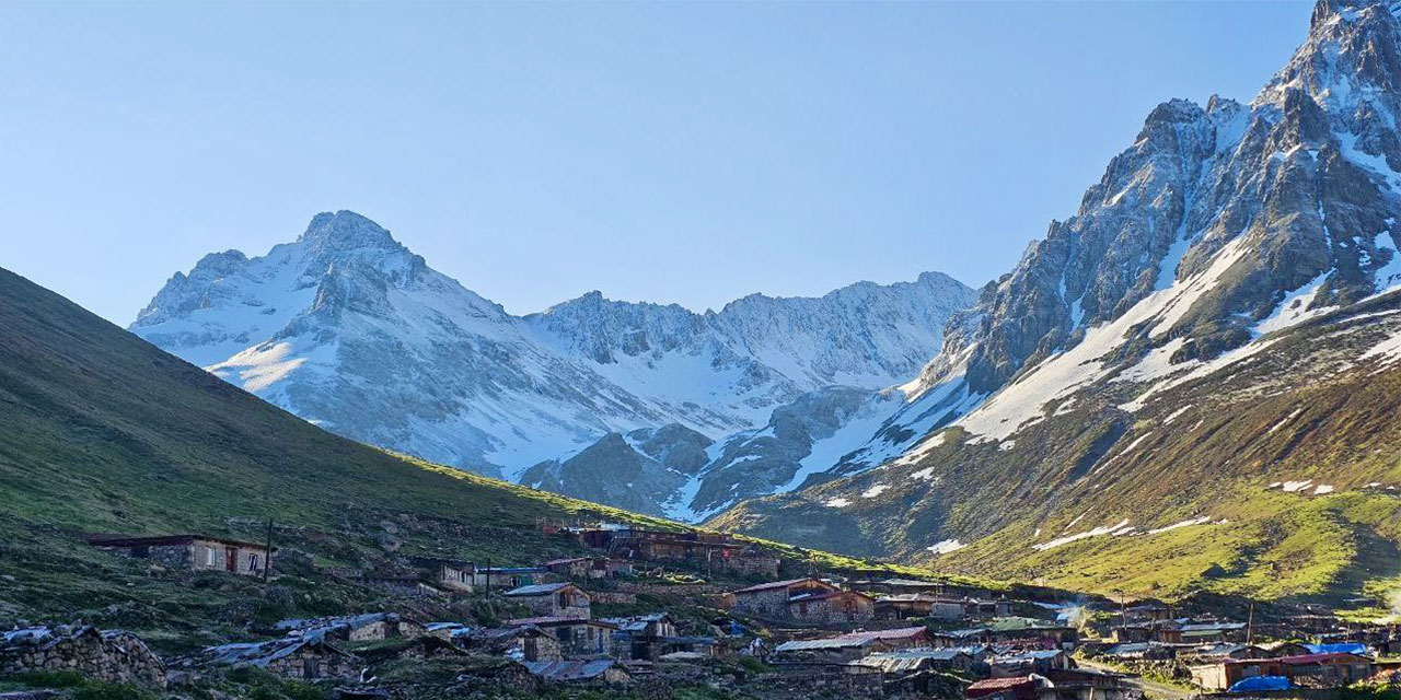 Rize'de bazı yaylaların yüksek kesimlerine kar yağdı
