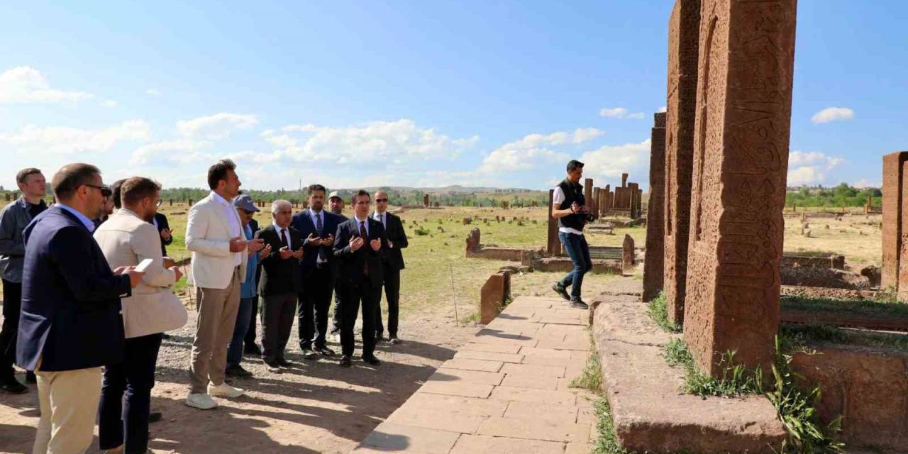 Bitlis Valisi Karakaya, Selçuklu Mezarlığında İncelemelerde Bulundu