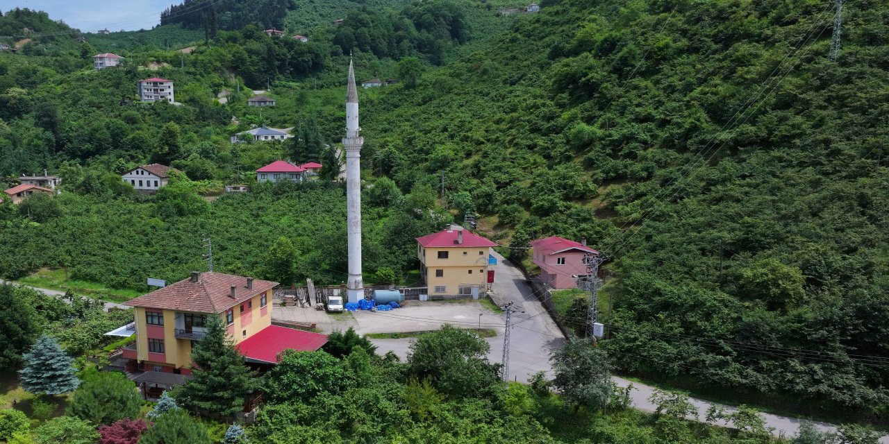 Camisiz minareden 8 yıldır ezan sesi eksik olmuyor