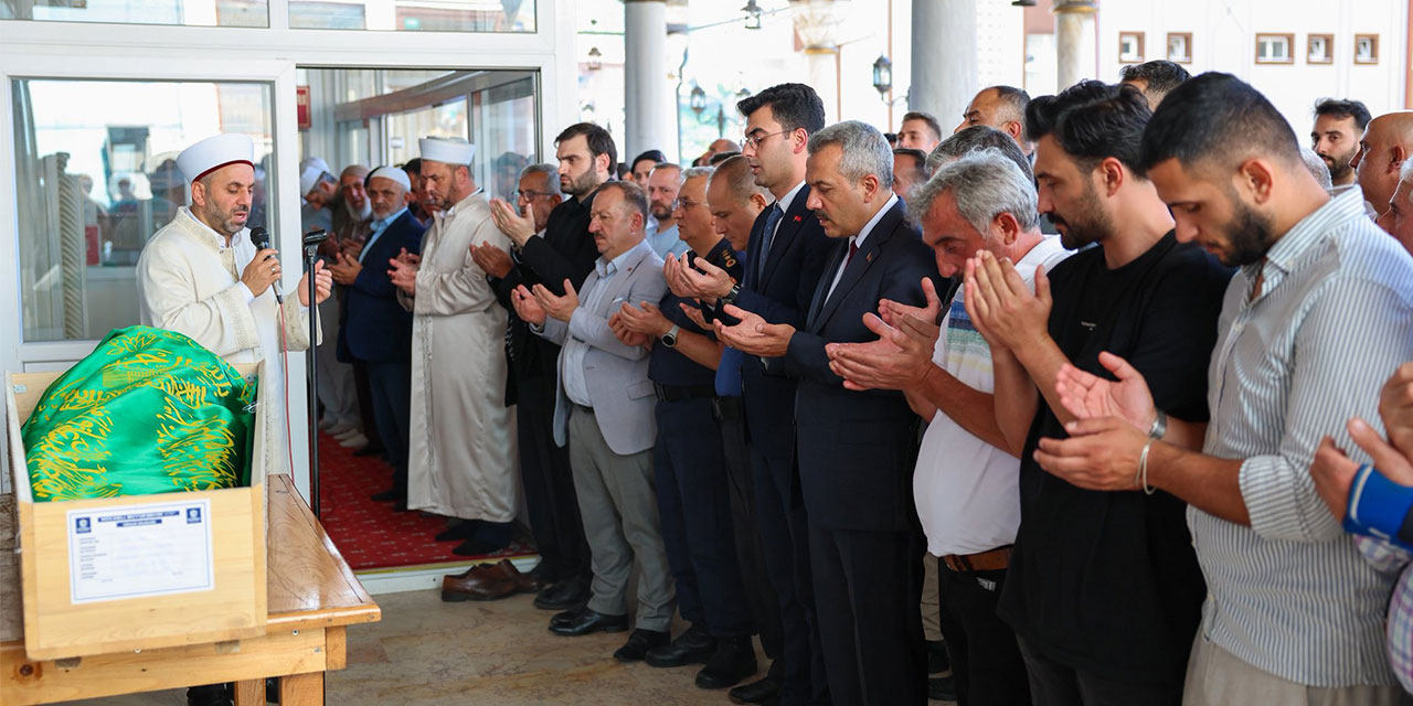 Rize'de Şehit Babası Hulusi Yılmaz Son Yolculuğuna Uğurlandı