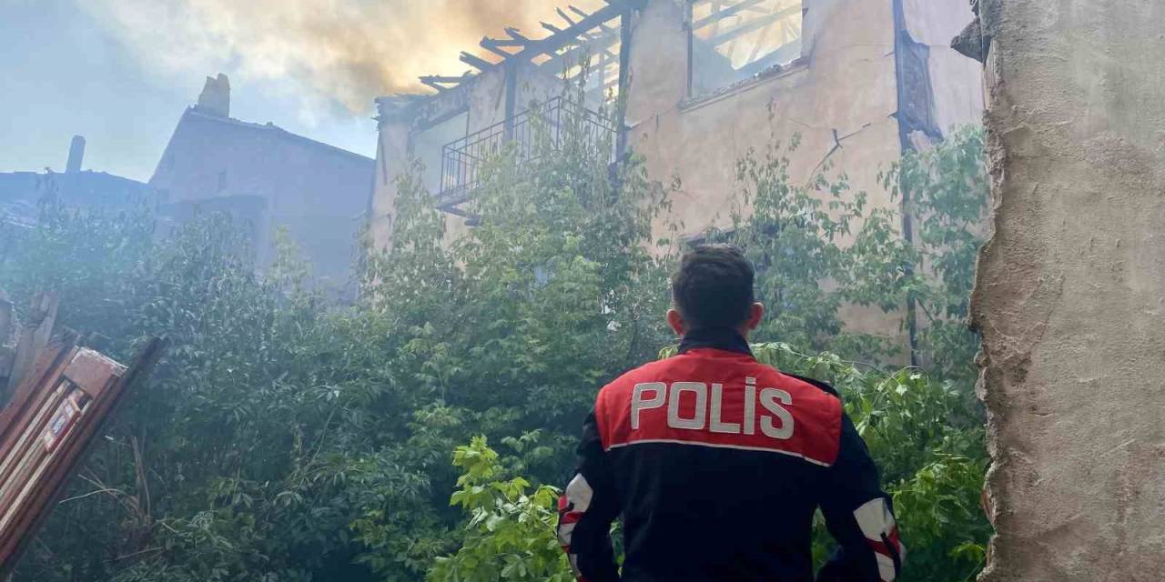 Alevlere Teslim Olan Ev Küle Döndü