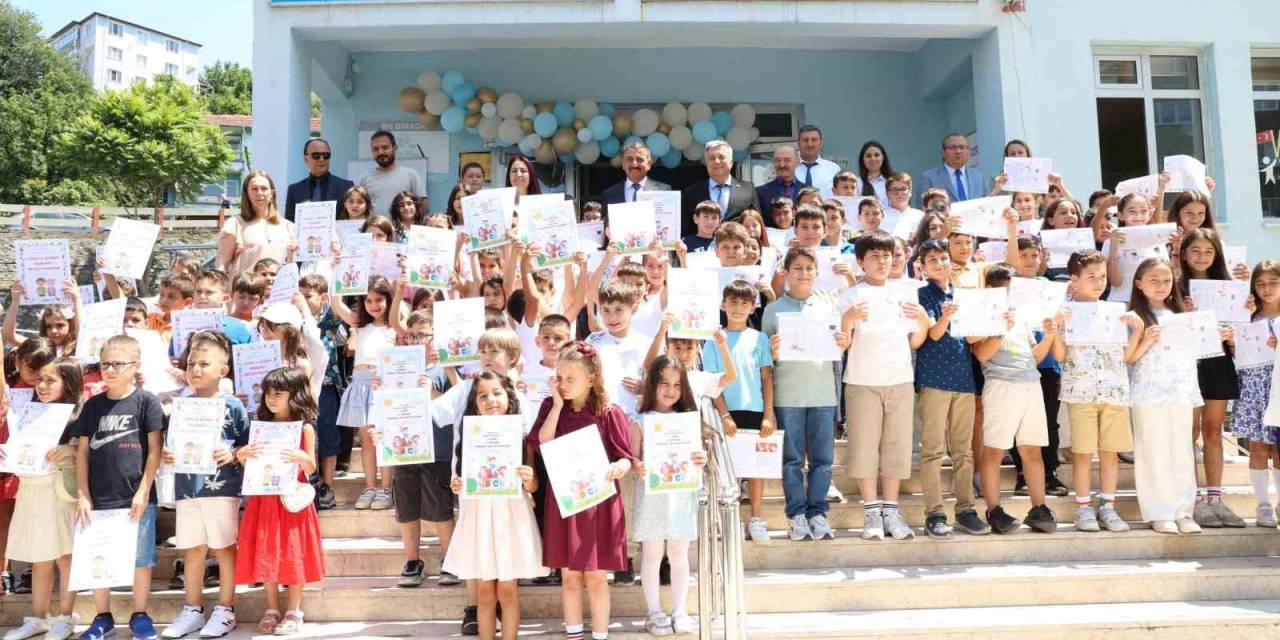 Vali Hacıbektaşoğlu Öğrencilere Karnelerini Verdi