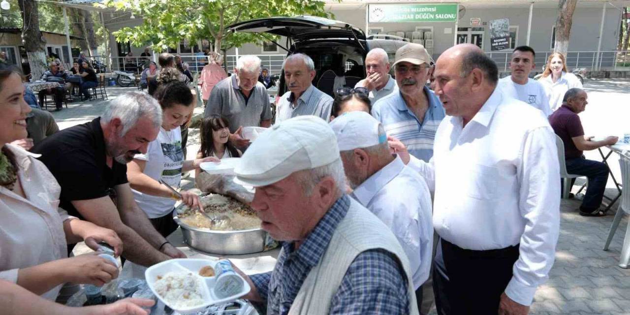 Tırazlar Mahallesi Halkı Ferdi Zeyrek İçin Mevlit Yemeği Verdi
