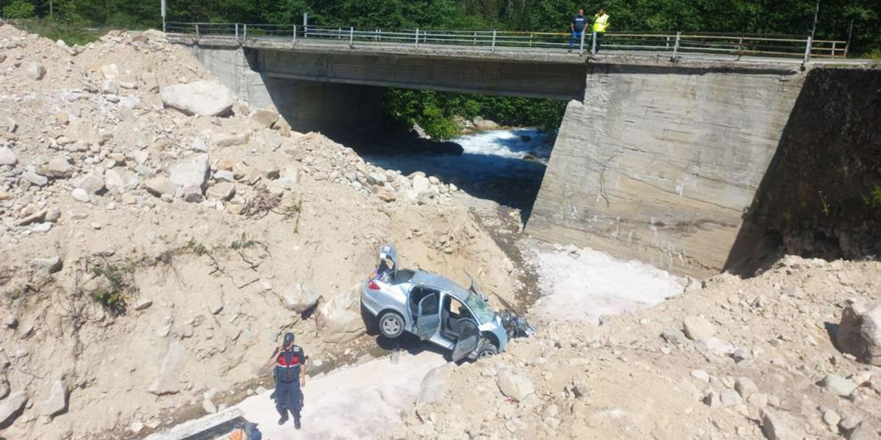 Rize'de dere yatağına devrilen otomobildeki 5 kişi yaralandı