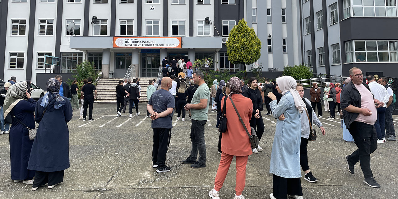 Rize'de YKS'nin ikinci oturumu AYT başladı