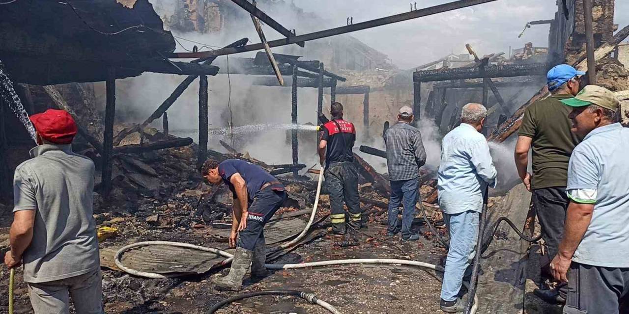 Bahçede Yakılan Ateş 2 Ev Ve 1 Metruk Binayı Kül Etti