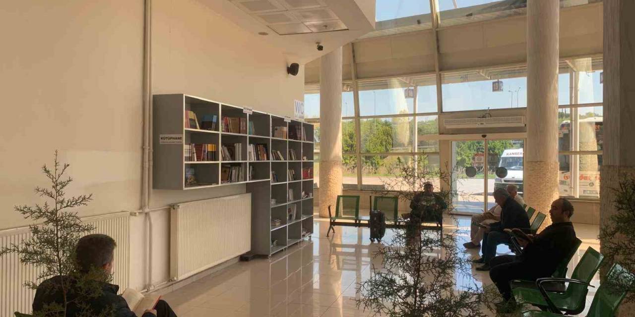 Ordu’da Otobüs Bekleyenler, Kitap Okuyarak Vakit Geçiriyor