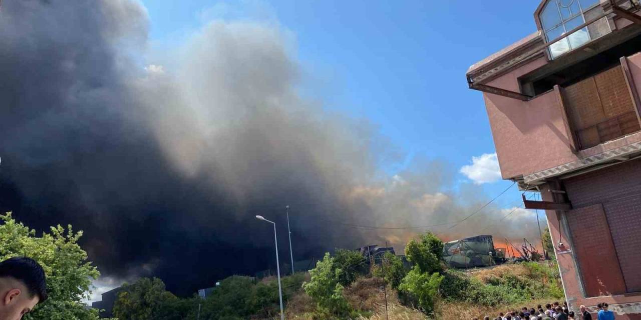Gaziosmanpaşa’da Atık Toplama Merkezinde Yangın Çıktı