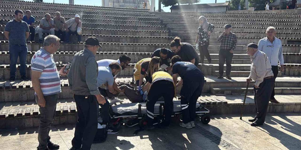 Bıçaklanarak Yaralandı, Saldırgan Kayıplara Karıştı