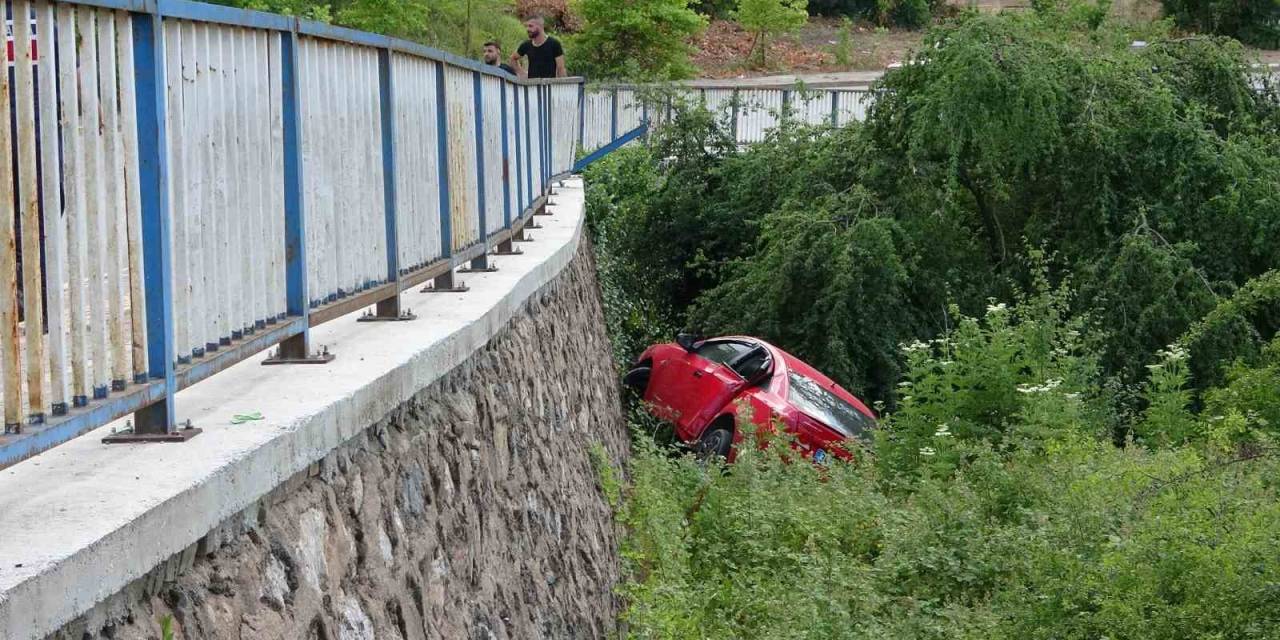 Otomobil İstinat Duvarından Ağaçlık Alana Uçtu: 4 Yaralı