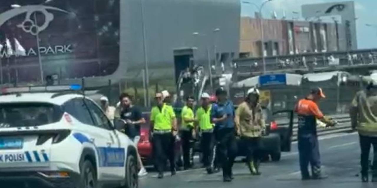 Direksiyon Hakimiyetini Kaybeden Sürücü Yan Yoldan Anayola Uçtu, E-5 Kapandı; O Anlar Kamerada