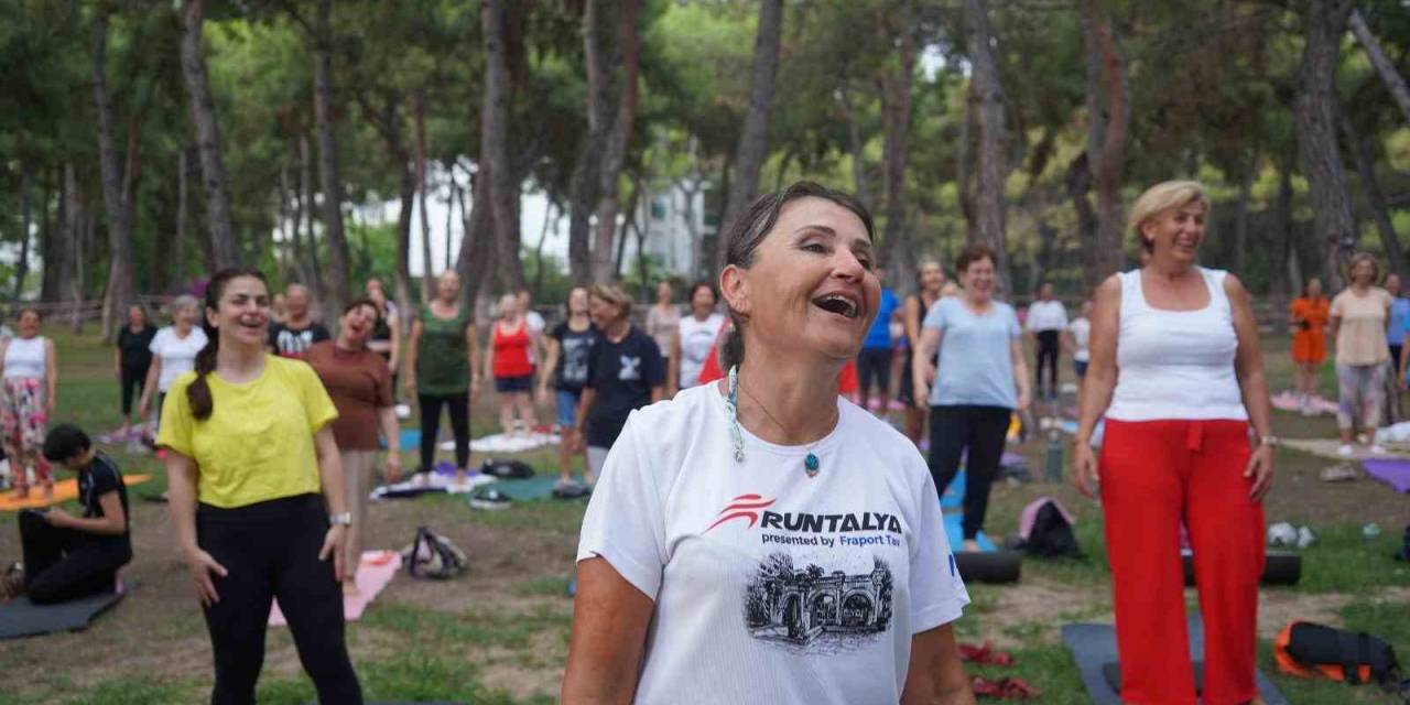 Konyaaltılılar Keman Dinletisi Eşliğinde Yoga Yaptı