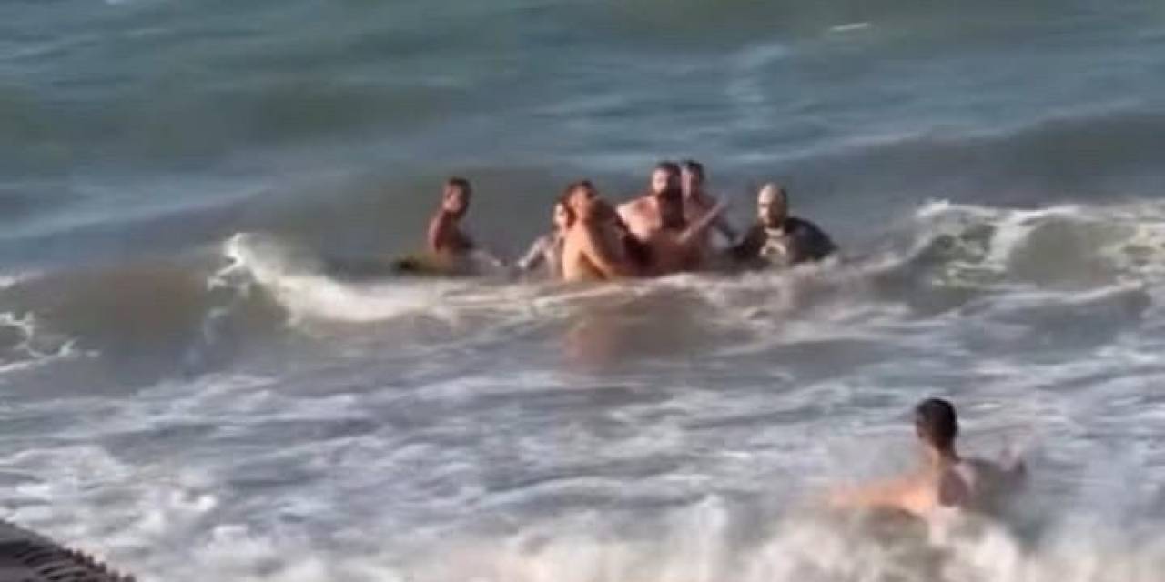 Boğulmak Üzere Olan Genci Vatandaşlar Kurtardı