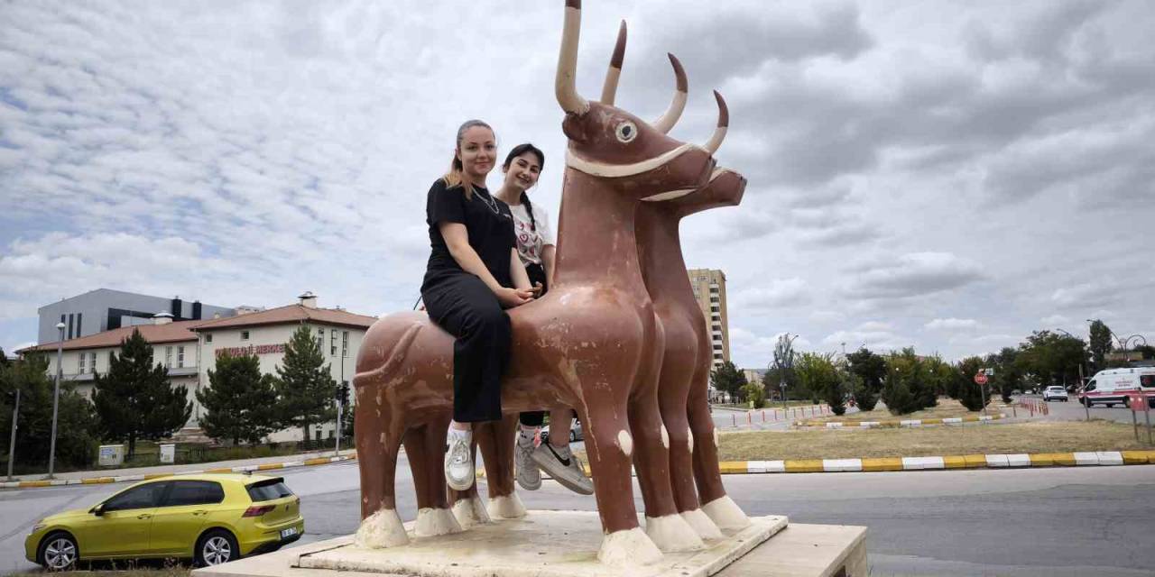 Gençlerin Mezuniyet Kutlaması Dikkat Çekti