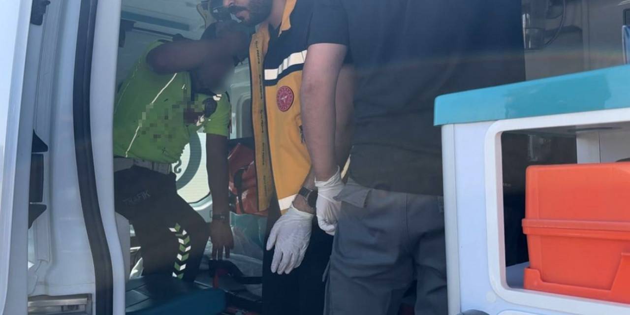 Kamyonet, Polis Aracına Çarptı: 2 Polis Yaralandı