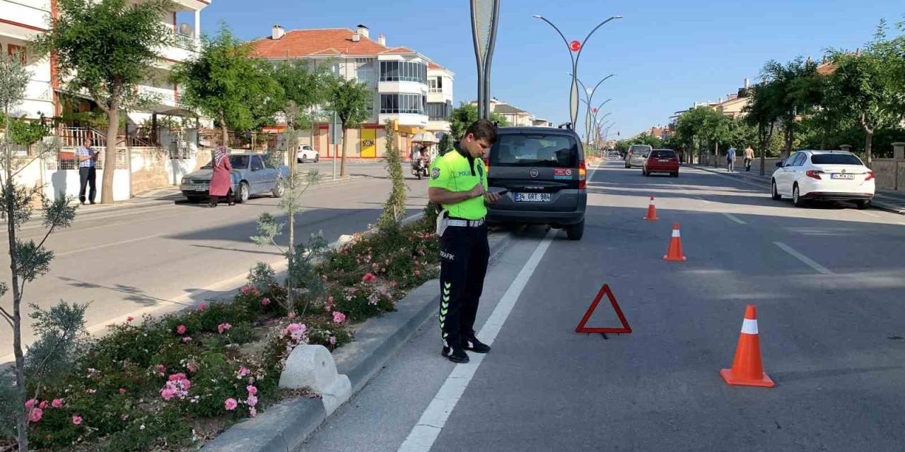 Karaman’da Direğe Çarpan Hafif Ticari Aracın Sürücüsü Yaralandı