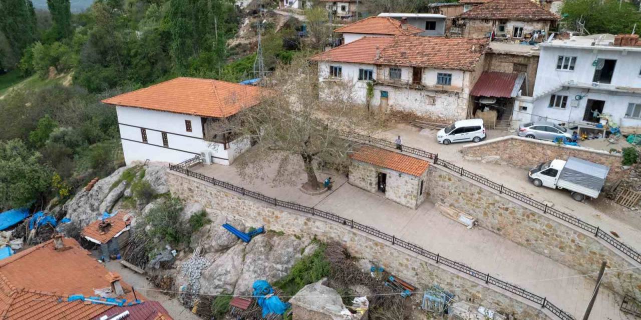 700 Yıllık Cami Zamana Meydan Okuyor