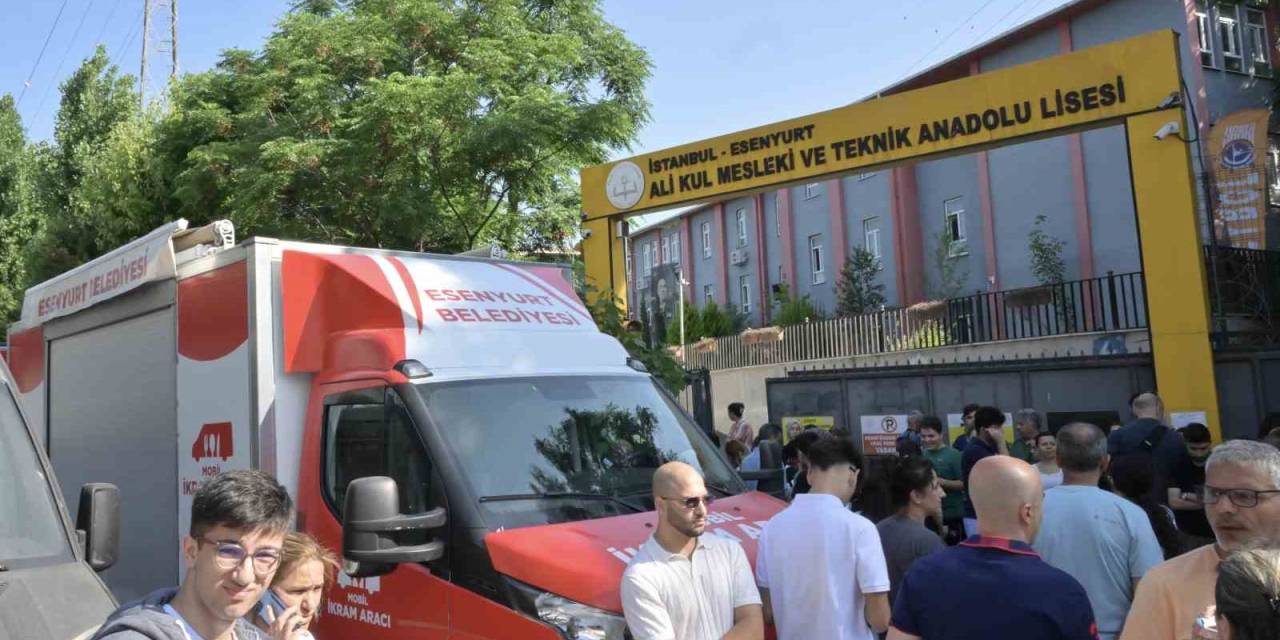 Esenyurt Belediyesi’nden Yks Günü Öğrencilere Ve Ailelerine Destek