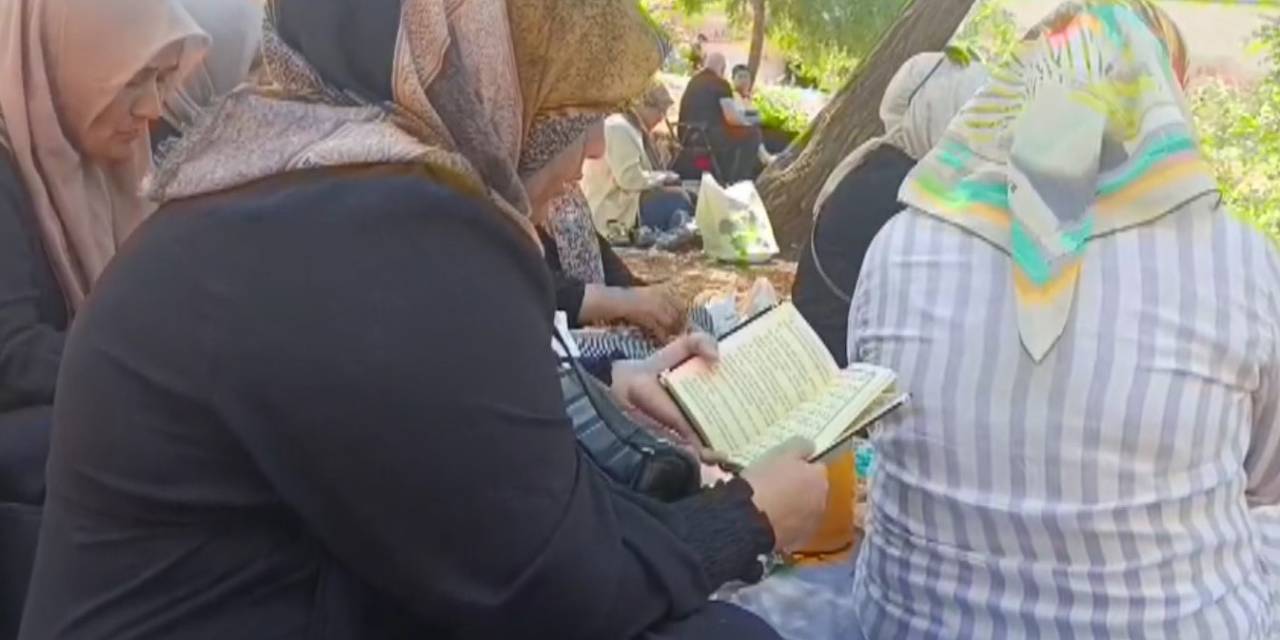 Kahramanmaraş’ta Öğrenciler Sınavdayken Aileler De Dışarıda Dua Etti