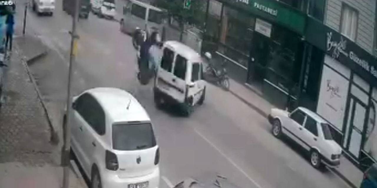 Ehliyetsiz Sürücünün Yaptığı Kaza Kameraya Yansıdı