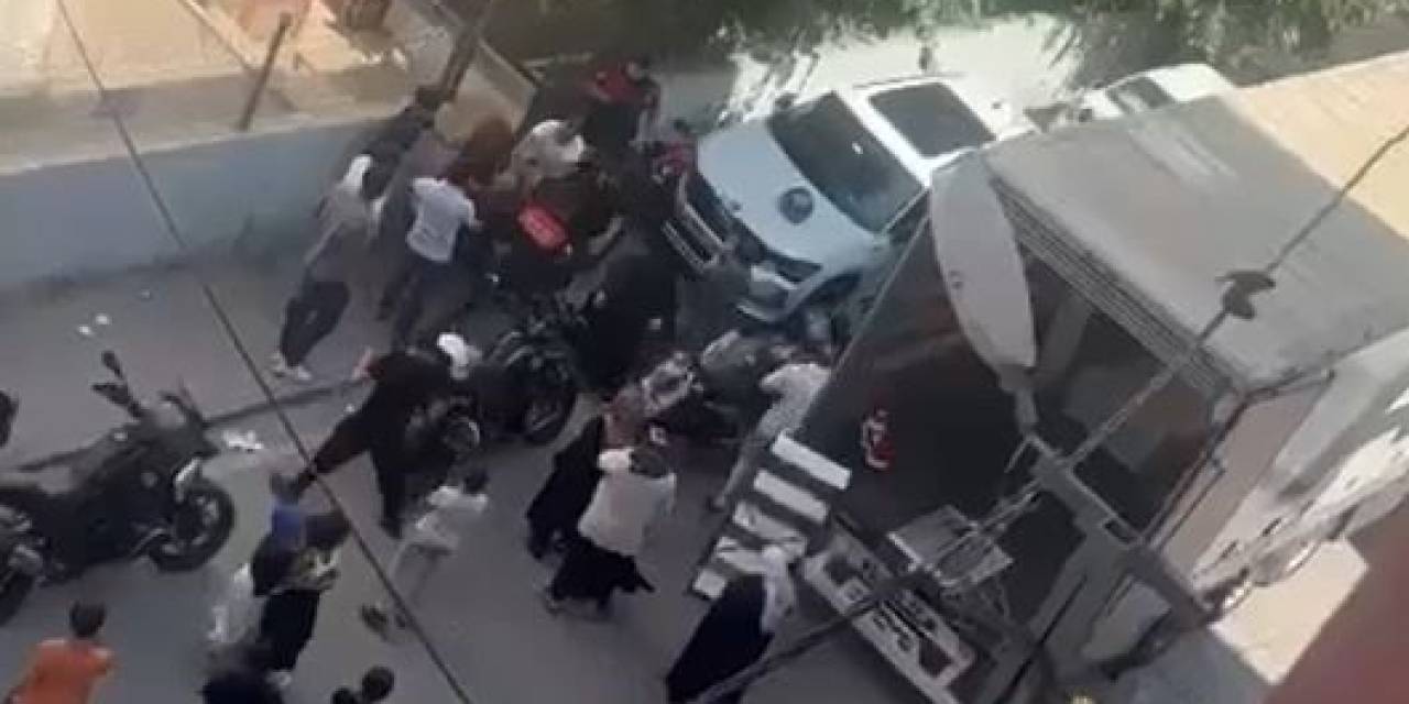 Esenyurt’ta Şüphe Üzerine Polisin Durdurduğu Şahıs Ve Ailesi Ortalığı Karıştırdı: O Anlar Kamerada