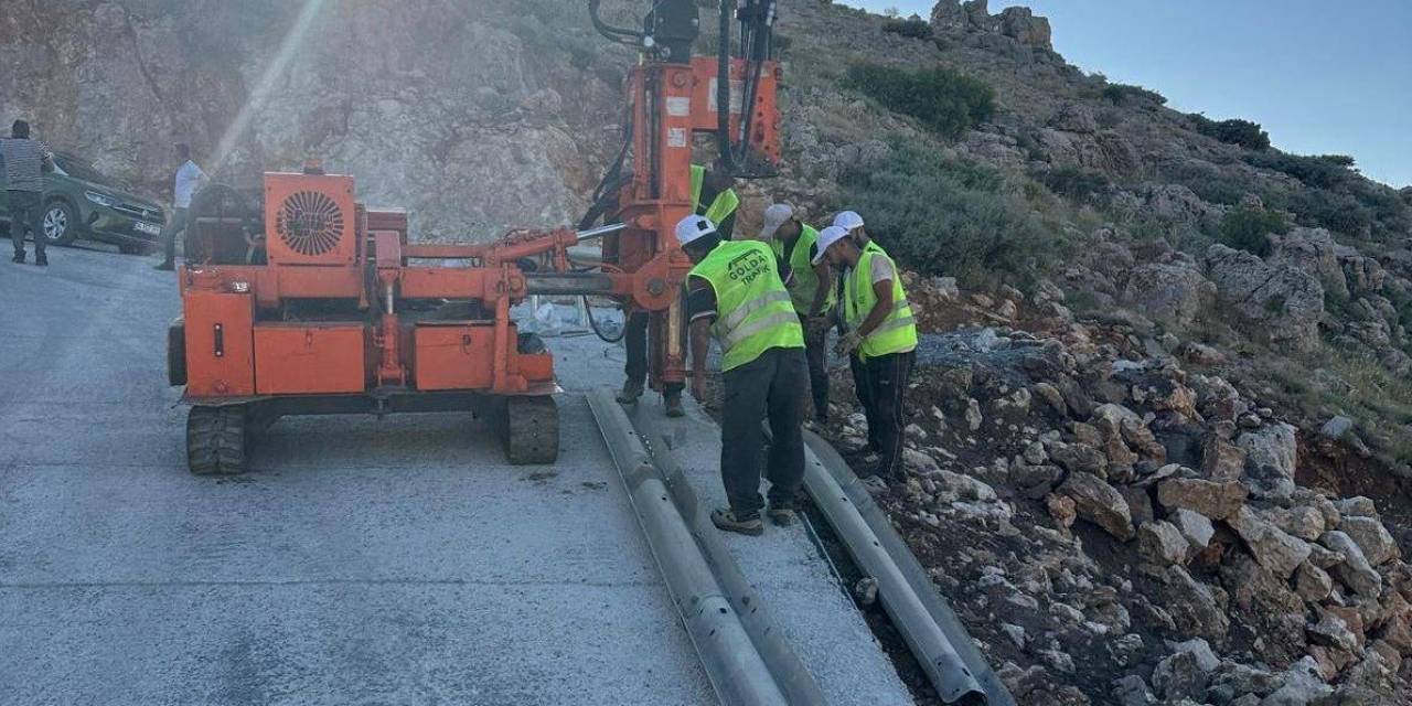 Cudi Dağı Sefine Yoluna Oto Korkuluk