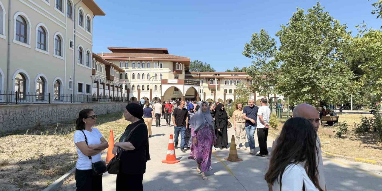 Maraton Devam Ediyor: Yks’nin İkinci Oturumu İçin Öğrenciler Ter Dökmeye Başladı