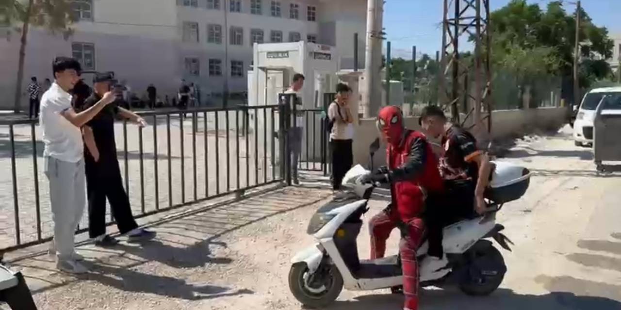 "Örümcek Adam" Sınava Geç Kalan Öğrenciyi Son Anda Yetiştirdi