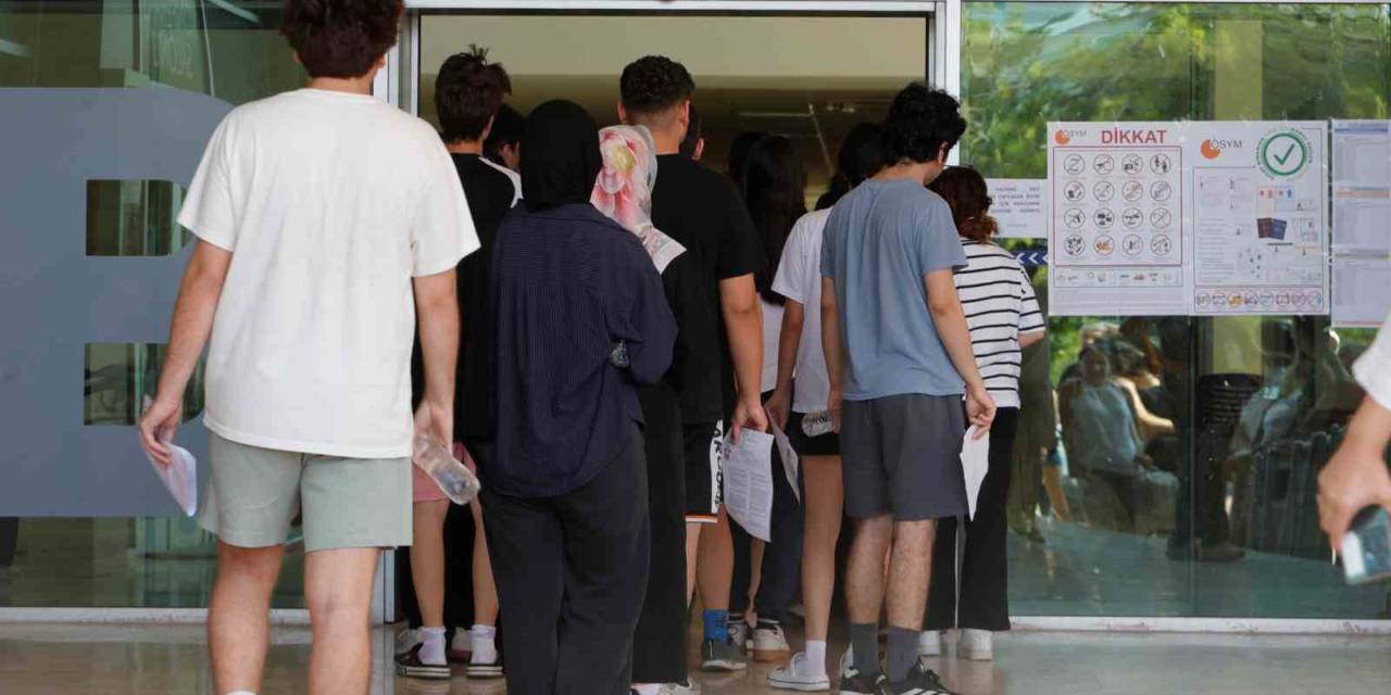 Sınava Son Saniyede Yetişti, Binaya Velilerin Alkışları Eşliğinde Girdi