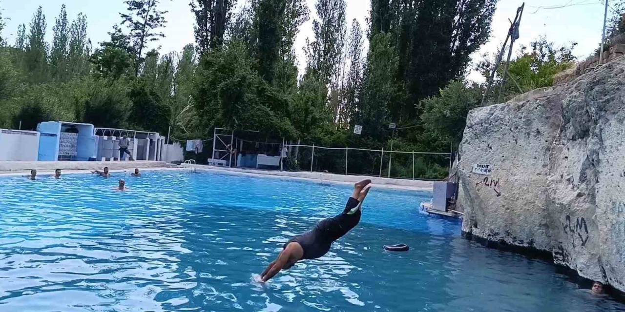 Tarihi Keşişin Havuzu Serinletiyor