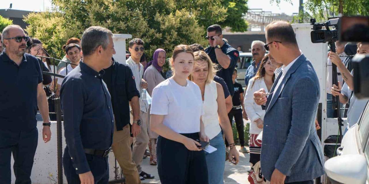 Chp Lideri Özel, Başkan Zeyrek’in Kızını Yks’nin İkinci Oturumunda Da Yalnız Bırakmadı