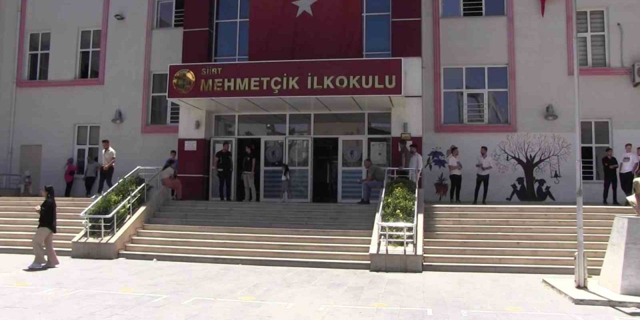 Ayt Heyecanı Başladı: Aileler Dışarıda, Öğrenciler İçeride Ter Döküyor