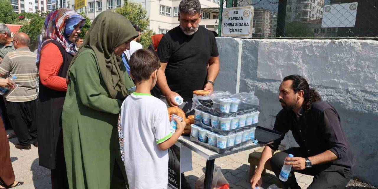 Vefat Eden Mühendisin Adına Yks Öncesi Simit Ve Ayran Dağıtıldı