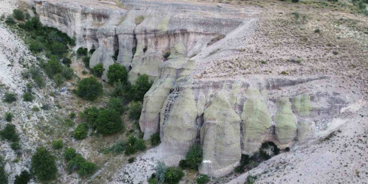 Yozgat’ta Peri Bacası Benzeri Doğal Oluşumlar Doğaseverlerin İlgisini Çekiyor
