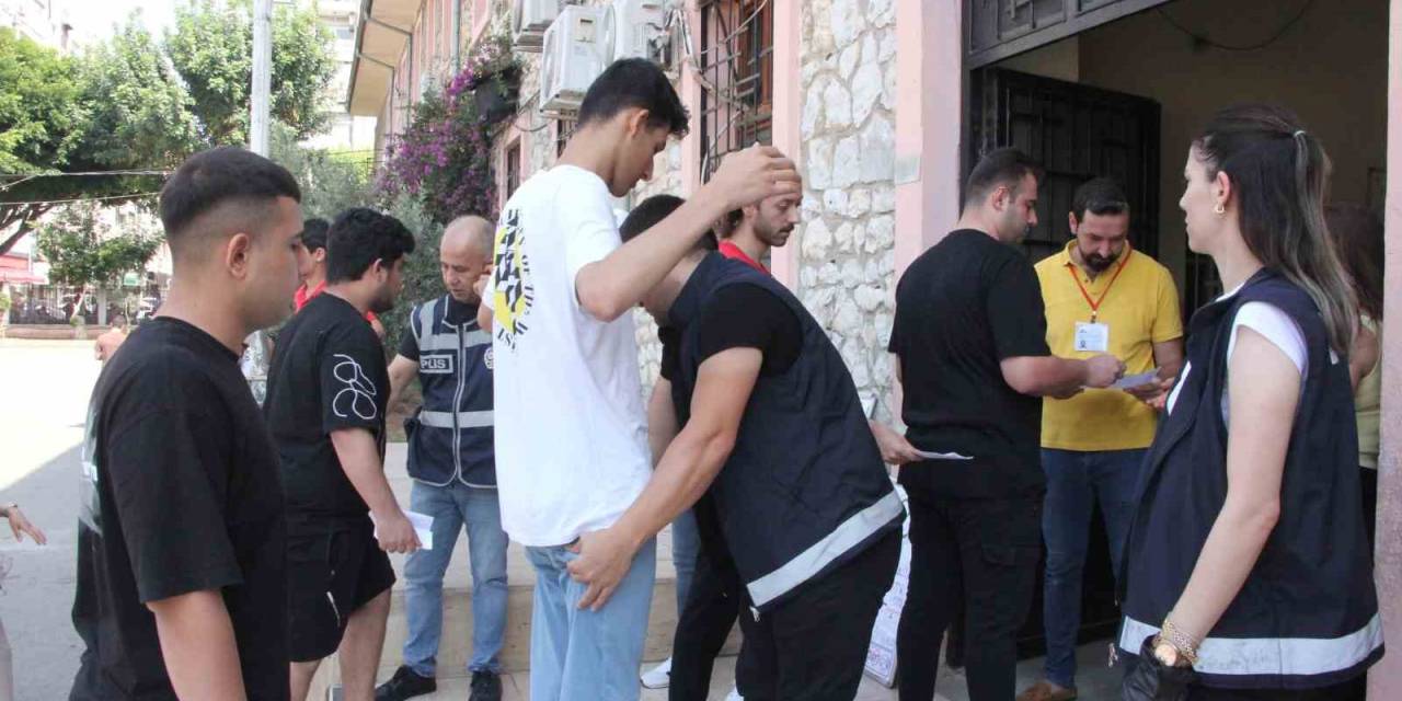 Bu Kez Geç Kalan Olmadı: Mersin’de Yks’nin İkinci Oturumu Ayt Başladı