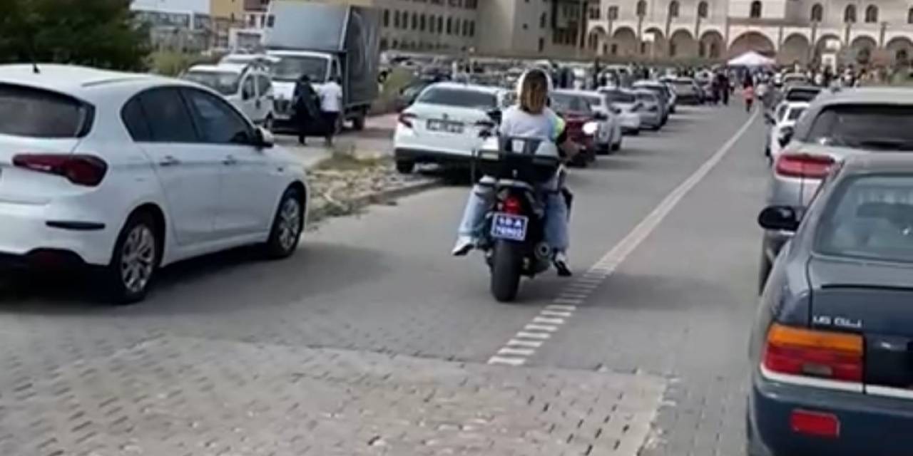 Bandırma’da Polis Zamana Karşı Yarıştı, Geç Kalan Öğrenci Son Anda Sınava Yetişti