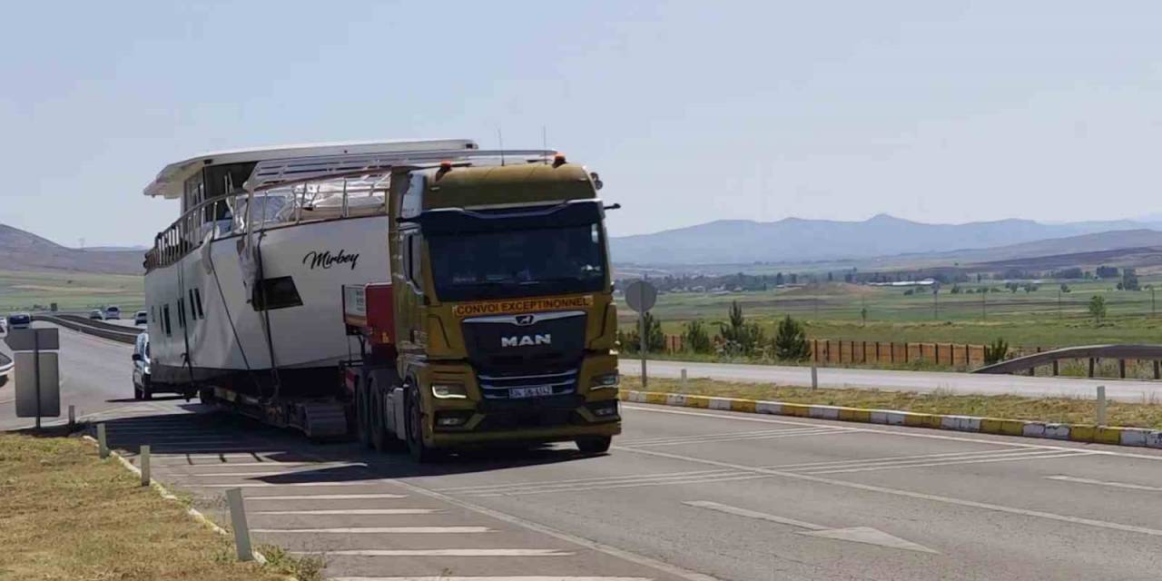 Bozkırda Karadan Giden Yat, Görenleri Şaşkına Çevirdi