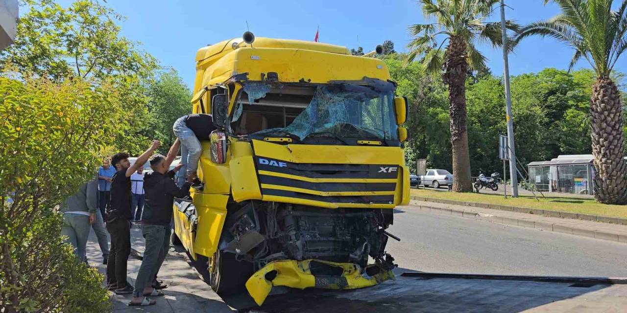 Devrilen Tır Ortalığı Savaş Alanına Çevirdi: 1 Yaralı