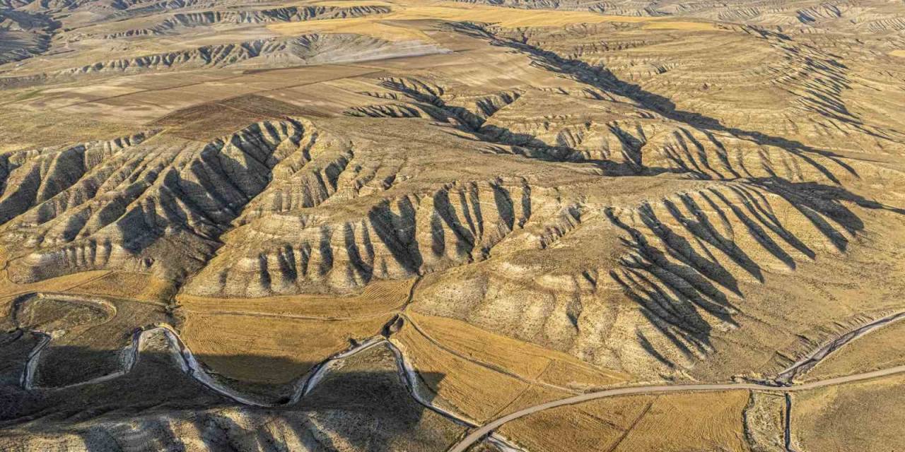 Toprağın Renkleriyle Şekillenen Tepeler, Kartpostallık Manzara Sunuyor