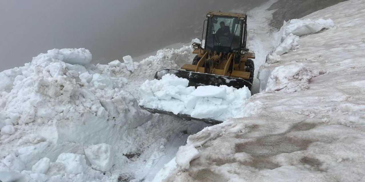 Rize'nin yayla yollarında Haziran'da kar temizliği