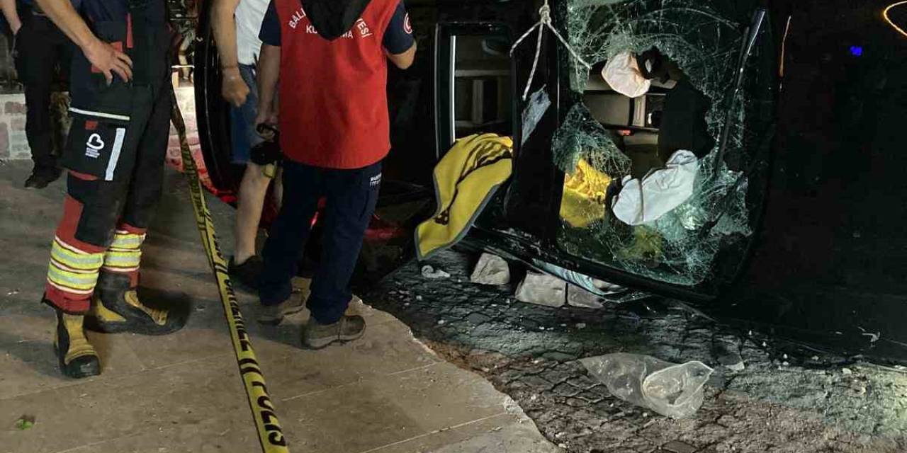 Ayvalık’ta Gece Yarısı Feci Kaza: 1 Ölü, 1 Yaralı