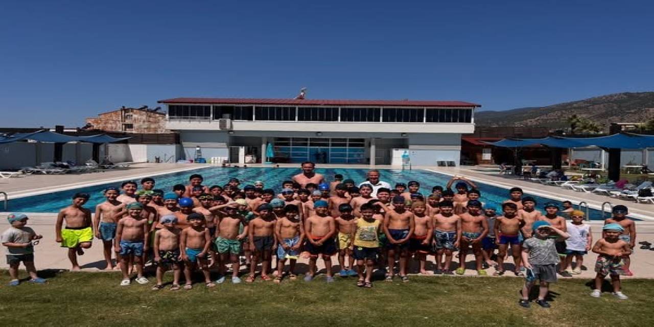 Başkan Erol Yüzme Kursuna Katılan Çocukların İlk Gün Heyecanına Ortak Oldu