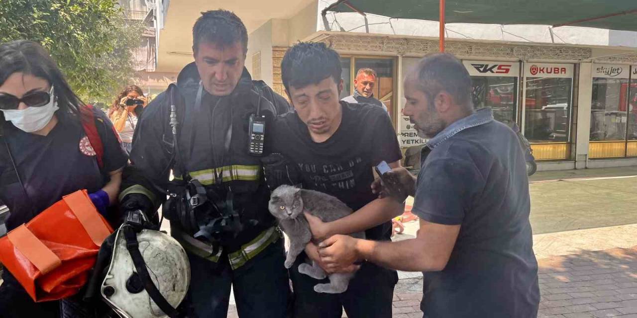 Alevlerin Sardığı Evde Balkona Sığındı, Kedisini Elinden Bırakmadı