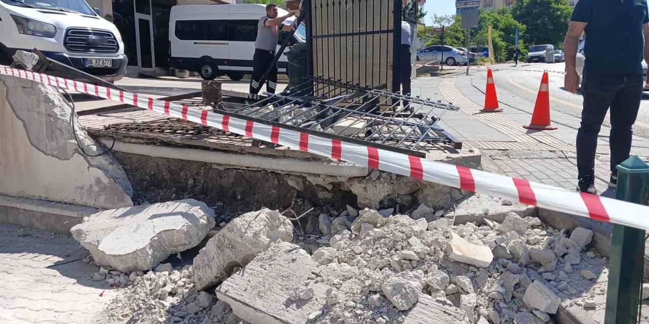 Ankara’da Sürekli Trafik Kazalarının Meydana Geldiği Cadde Çevre Sakinlerini Tedirgin Ediyor